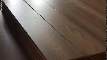 Mehrschichtiger Parkettboden aus gebürsteter, naturgeölter Eiche